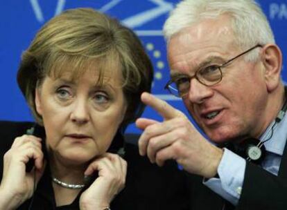 Angela Merkel y el nuevo presidente del Parlamento Europeo, Hans-Gert Poettering, durante el debate de ayer.