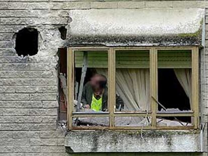 Un agente de la Guardia Civil observa el daño causado por las granadas en la casa cuartel de Urdax (Navarra).