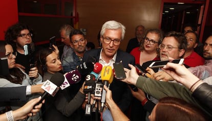 Josep Fèlix Ballesteros atendiendo a los medios de comunicación.