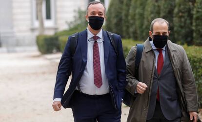 Francisco Martínez (izquierda), junto a su abogado a su llegada a la Audiencia Nacional el 29 de octubre.