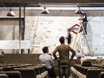 Montaje del escenario para &#039;Los dos ciegos&#039;,de Barbieri.