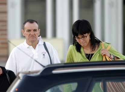 Iñaki de Juana, junto a su esposa, Irati Aranzabal, sale de la prisión de Aranjuez.