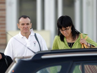Iñaki de Juana, junto a su esposa, Irati Aranzabal, sale de la prisión de Aranjuez.