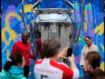 People take pictures at a giant trophy during the opening of the official UEFA fan festival in Munich, Germany, Thursday, May 29, 2025 ahead of the Champions League final soccer match between Inter and PSG. (AP Photo/Matthias Schrader)
Associated Press/LaPresse