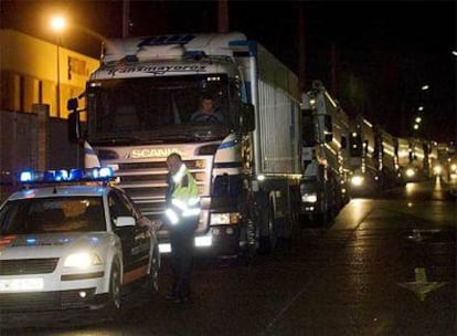 Caravana de camiones que salió de Lleida hacia Tarragona para cargar pienso.