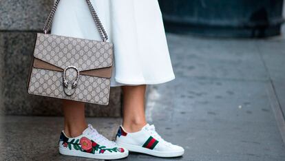 Este look no sería igual si las zapatillas fuesen lisas y el bolso tuviese otro estampado. Los bordados en forma de flor de las sneakers de Gucci y el clasicismo reiventado de la bandolera (de la misma firma) consiguen una mezcla muy 'femleisure'.