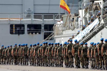 Efectivos del primer contingente militar espa?ol enviado a Lbano embarcan en la base naval de Rota.