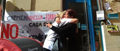 Carmen Omaña abraza a una mujer después de saber que Bankia había paralizado su desahucio a cambio de la dación en pago.