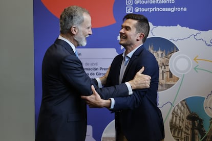 El ingeniero y emprendedor social navarro Pablo Sánchez Bergasa recibe la felicitación del rey Felipe VI tras ser proclamado Premio Princesa de Girona Social 2025 por un proyecto de incubadoras neonatales de bajo coste.