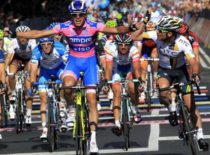Petacchi celebra su victoria en el sprint ante las protestas de Cavendish.