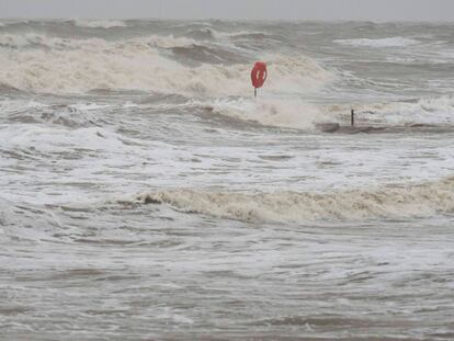 Olas chocan contra el malecón de Galveston (Texas), este miércoles.