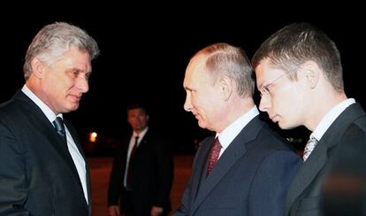 El primer vicepresidente de Cuba, a la izquierda, recibe a Putin en el aeropuerto de la Habana