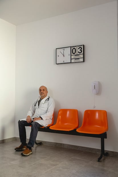 El enfermero Santiago Parrado, en su centro de salud. 