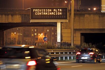 Aviso de previsión de alta contaminación, anoche, en un cartel informativo de la M-30, a la altura del desvío hacia la A-3.