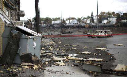 Restos de la explosión esparcidos por el suelo en la ciudad canadiense de Lac-Mégantic, 9 de julio de 2013. Aunque las autoridades no descartan cualquier posibilidad, incluido un sabotaje o un atentado terrorista, el presidente de la Maine, Montréal & Atlantic, la empresa matriz que operaba el tren, Edward Burkhardt, ha responsabilizado de manera directa y exclusiva al maquinista al cargo del convoy por no haber accionado bien los frenos.
