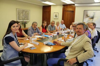 La consejera de Sanidad, Carmen Montón, a la izquierda, en la mesa sectorial con los sindicatos.