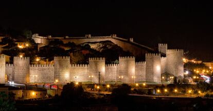 Panorámica de la muralla de Ávila, iluminada por la noche.