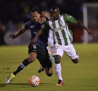 Arturo Mina (izquierda) y Marlos Moreno, en el partido de ida, en Quito.