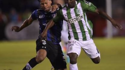 Arturo Mina (izquierda) y Marlos Moreno, en el partido de ida, en Quito.