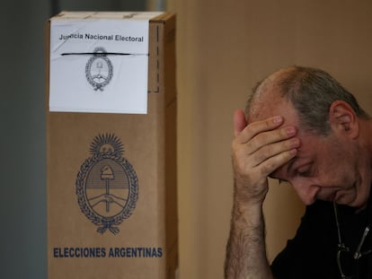 Un funcionario de casilla en Buenos Aires durante la jornada electoral de este domingo, en Buenos Aires.