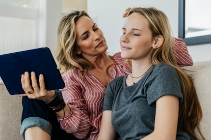 A mother converses with her daughter.