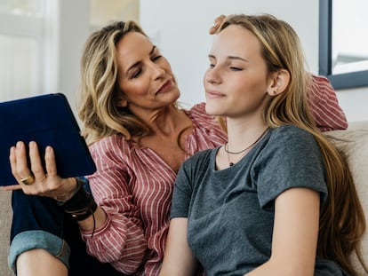 A mother converses with her daughter.