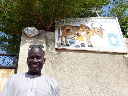 El ganadero Birame Fall se ha instalado en Senegal después de pasar 11 años en Italia y tras montar una empresa de producción de leche con lo ahorrado ha empleado a cuatro personas en ella. “La crisis persigue al mundo, Europa no es El Dorado. La demanda está aquí”, dice.
