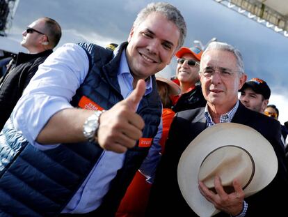 Iván Duque en un acto de campaña junto al expresidente Álvaro Uribe