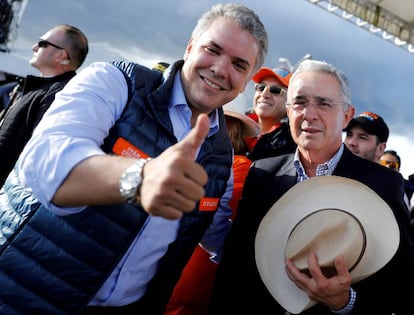 Iván Duque en un acto de campaña junto al expresidente Álvaro Uribe