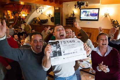 Numerosos vecinos de la localidad de Villanueva de la Concepción en Málaga celebran que han sido agraciadas con el Gordo del sorteo extraordinario de la Loteria de Navidad gracias a la excursión que realizaron a Roquetas de Mar (Almeria), el 22 de diciembre de 2015.