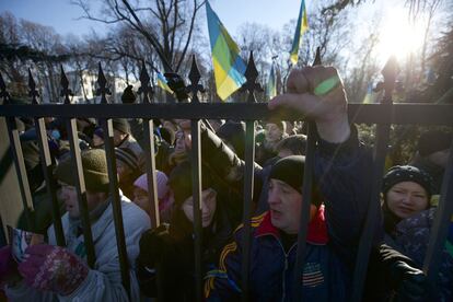 Los manifestantes se agolpan frente a la verja del Parlamento en Kiev, Ucrania.