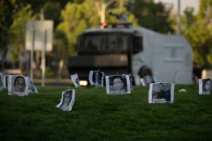 Carteles con los nombres de manifestantes muertos durante la protesta del año 2019 en la conmemoración del cuarto aniversario del estallido social.