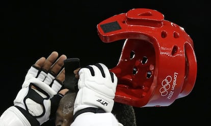 El cubano Robelis Despaigne se quita el casco en los cuartos de final de taekwondo.