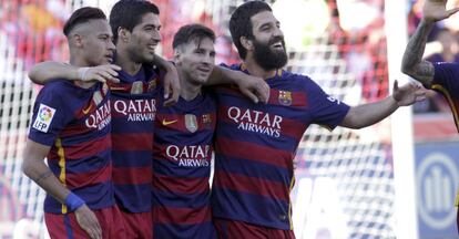 Suárez celebra amb els companys el tercer gol a Granada.