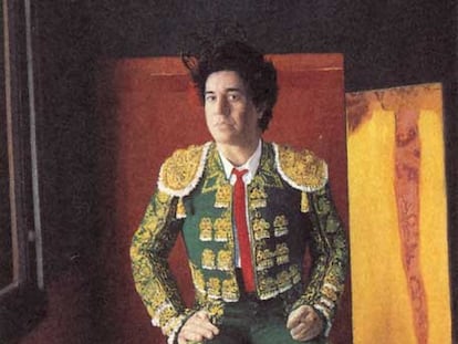 Retrato de Pedro Almodóvar con traje de luces, peineta y puro habano, de 200 por 107 centímetros, de Daniel Quintero.