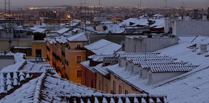 Tejados nevados en el centro de la capital al amanecer.