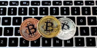 Una representación de bitcoins en una tienda de la ciudad israelí de Tel Aviv