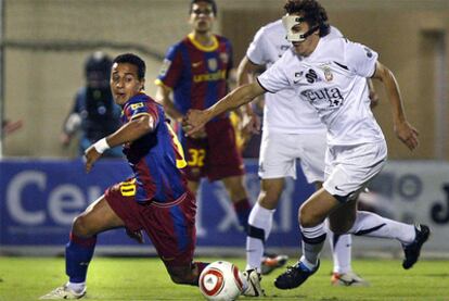 Thiago disputa un balón con Baigorri en el partido de ida disputado en Ceuta.
