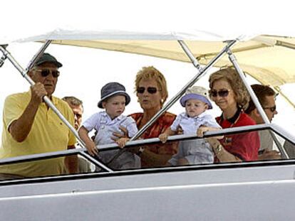 Pablo Nicolás y Juan Valentín navegan junto a sus abuelos la reina Sofía, Clara Liebaert y Juan María Urdangarín