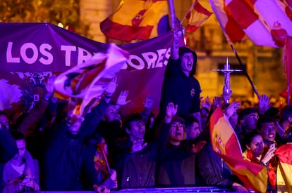 Un grupo de ultras realiza el saludo fascista durante la manifestación contra el PSOE este miércoles. 