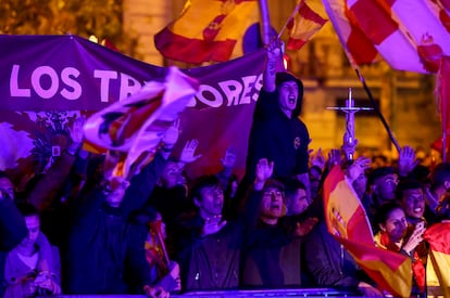 Manifestantes contra la amnistía y la investidura del presidente del Gobierno en funciones, Pedro Sánchez, en la calle Ferraz de Madrid este miércoles.