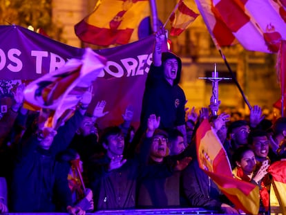 Manifestantes contra la amnistía y la investidura del presidente del Gobierno en funciones, Pedro Sánchez, en la calle Ferraz de Madrid este miércoles.