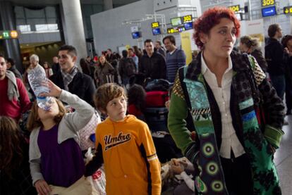 Patricia Barrios, junto a sus hijos, en Málaga.