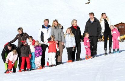 La reina Beatriz de Holanda con sus tres hijos, sus tres nueras y sus ocho nietos en febrero de 2011. El pr&iacute;ncipe Juan Friso aparece a la derecha. 