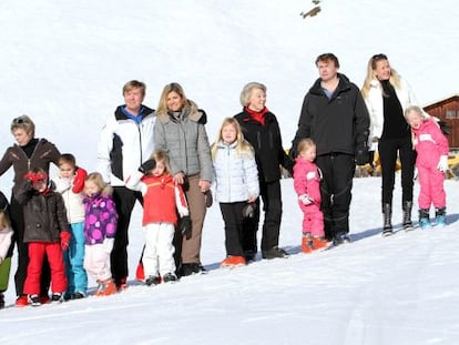 La reina Beatriz de Holanda con sus tres hijos, sus tres nueras y sus ocho nietos en febrero de 2011. El pr&iacute;ncipe Juan Friso aparece a la derecha. 