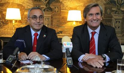 Blanco (i) y el embajador español en Buenos Aires, Román Oyarzun, hoy, en la capital argentina.