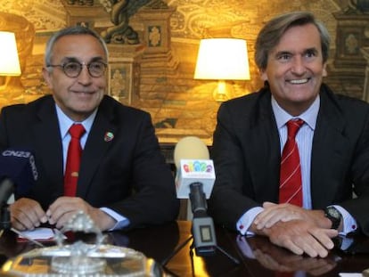 Blanco (i) y el embajador español en Buenos Aires, Román Oyarzun, hoy, en la capital argentina.