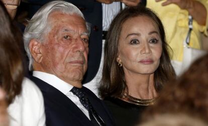 El escritor Mario Vargas Llosa y su pareja, Isabel Preysler, durante la representación.