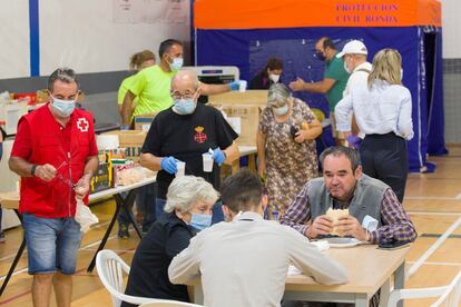 Residents of small mountain villages affected by the fire have been transferred to a sports pavilion in Ronda, Málaga.