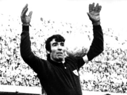 Iribar, en un partido contra el Atlético.